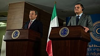 نخست وزیر ایتالیا در کنار نخست وزیر لیبی