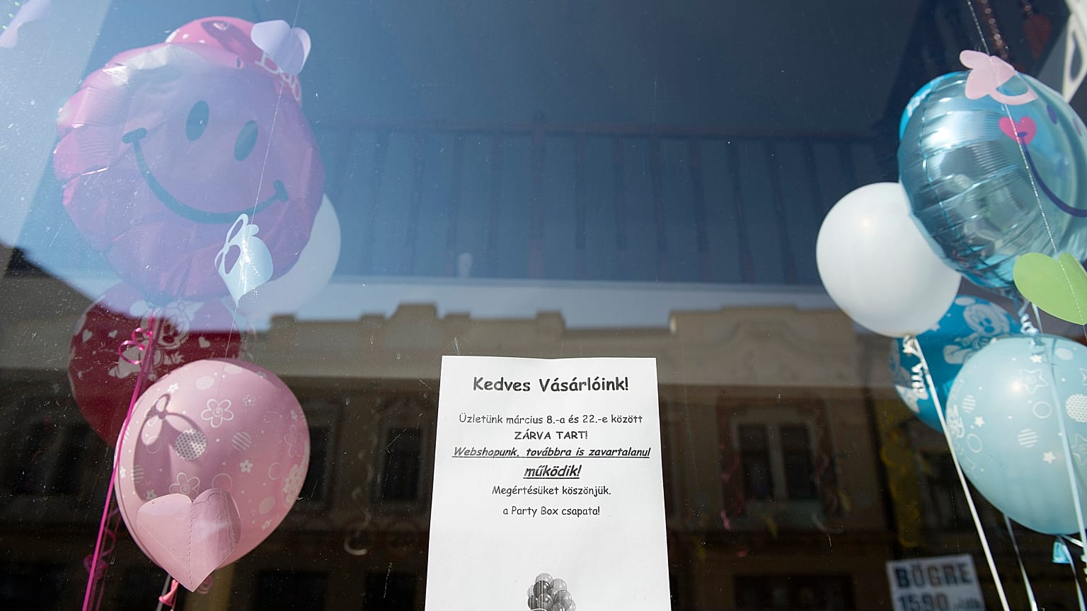 Bezárt partykelléküzlet Nyíregyháza belvárosában 2021. március 8-án. 