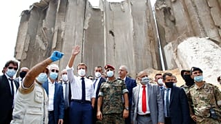إيمانويل ماكرو، وسط اليسار، أثناء زيارته للموقع المدمر للانفجار في ميناء بيروت - 6 أب / أغسطس 2020