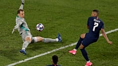 El portero del Bayern, Manuel Neuer, salva un disparo de Kylian Mbappe, del PSG, durante el partido de fútbol de la final de la Liga de Campeones en Lisboa. (2020).