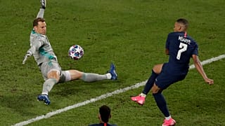 El portero del Bayern, Manuel Neuer, salva un disparo de Kylian Mbappe, del PSG, durante el partido de fútbol de la final de la Liga de Campeones en Lisboa. (2020).