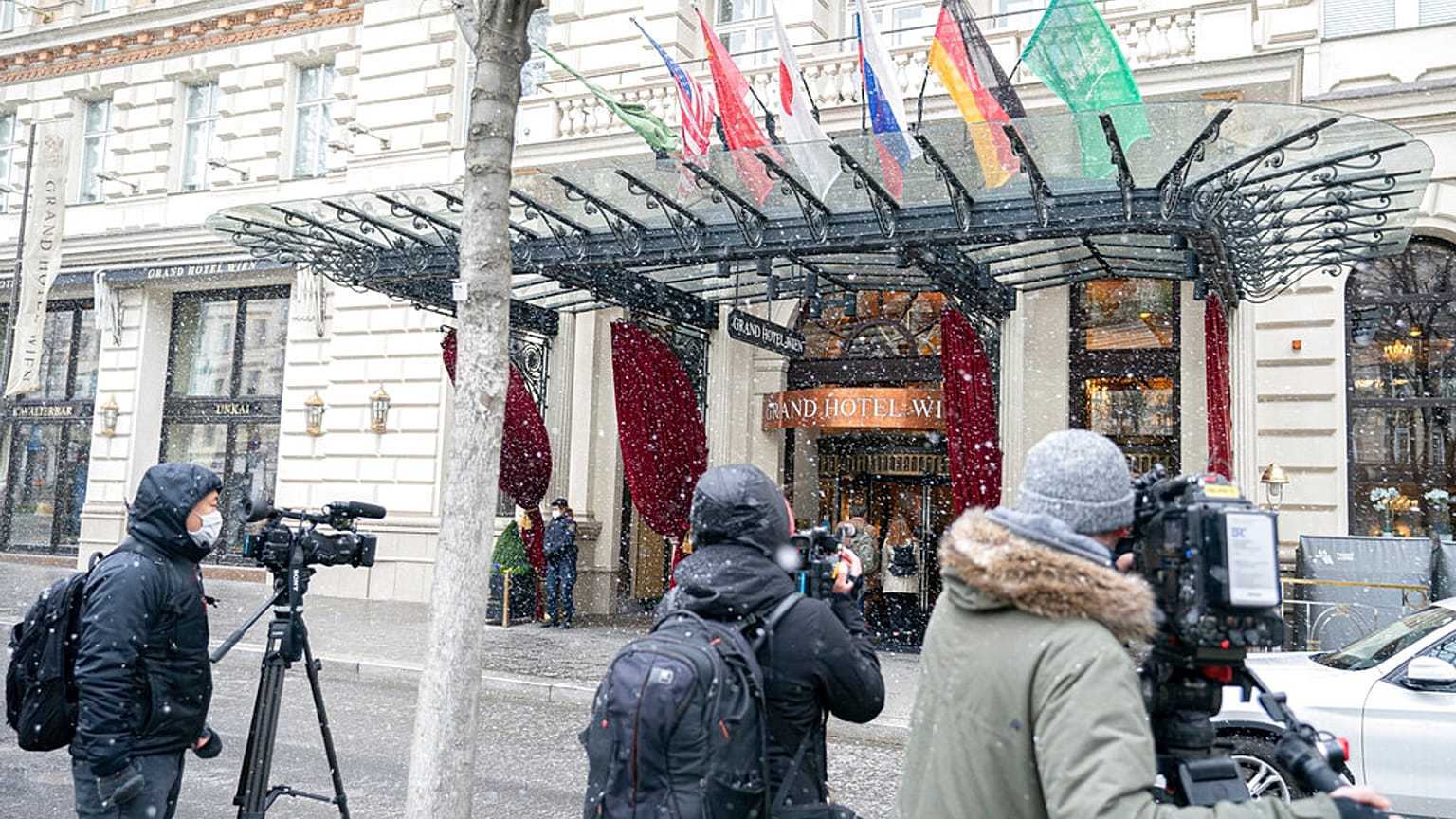 Journalisten vor dem Grand Hotel Wien, wo die Gespräche zum Atomabkommen mit Iran stattfinden 