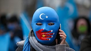 Çin Dışişleri Bakanı Wang Yi'nin Türkiye ziyareti sırasında Ankara'da eylem yapan Uygur bir kadın.