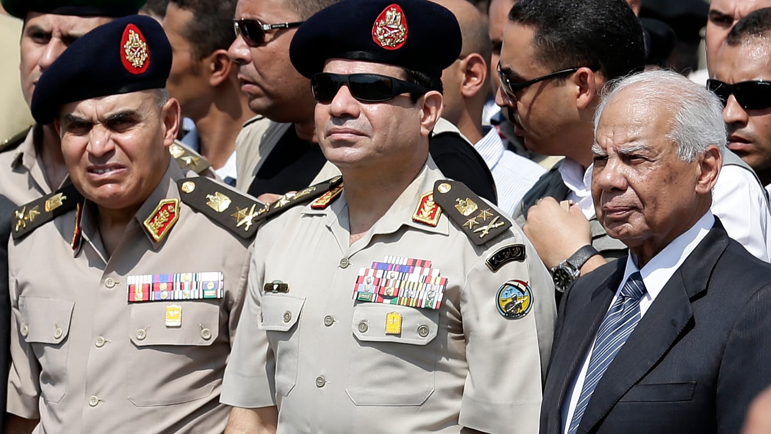 وزير الدفاع المصري الفريق عبد الفتاح السيسي، ورئيس الوزراء المصري حازم الببلاوي، ورئيس أركان الجيش الفريق الركن صدقي صبحي، يشاركون في تشييع جنازة لواء شرطة. 20/09/2013.