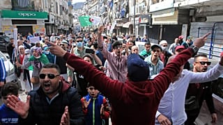 متظاهرون ينزلون إلى شوارع الجزائر العاصمة يوم الجمعة 2 أبريل 2021 في مسيرة سلمية لدعم حركة الحراك المؤيدة للديمقراطية.
