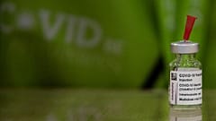 Una fiala del vaccino AstraZeneca