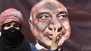 متظاهرة تقف أمام صورة رئيس الوزراء العراقي السابق عادل عبد المهدي في ساحة التحرير في بغداد. 2020/10/01