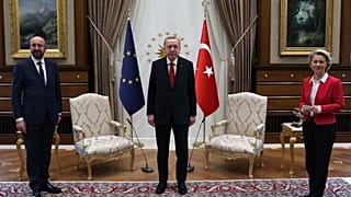 Una poltrona per due. Von der Leyen resta senza sedia e Michel siede accanto a Erdoagn