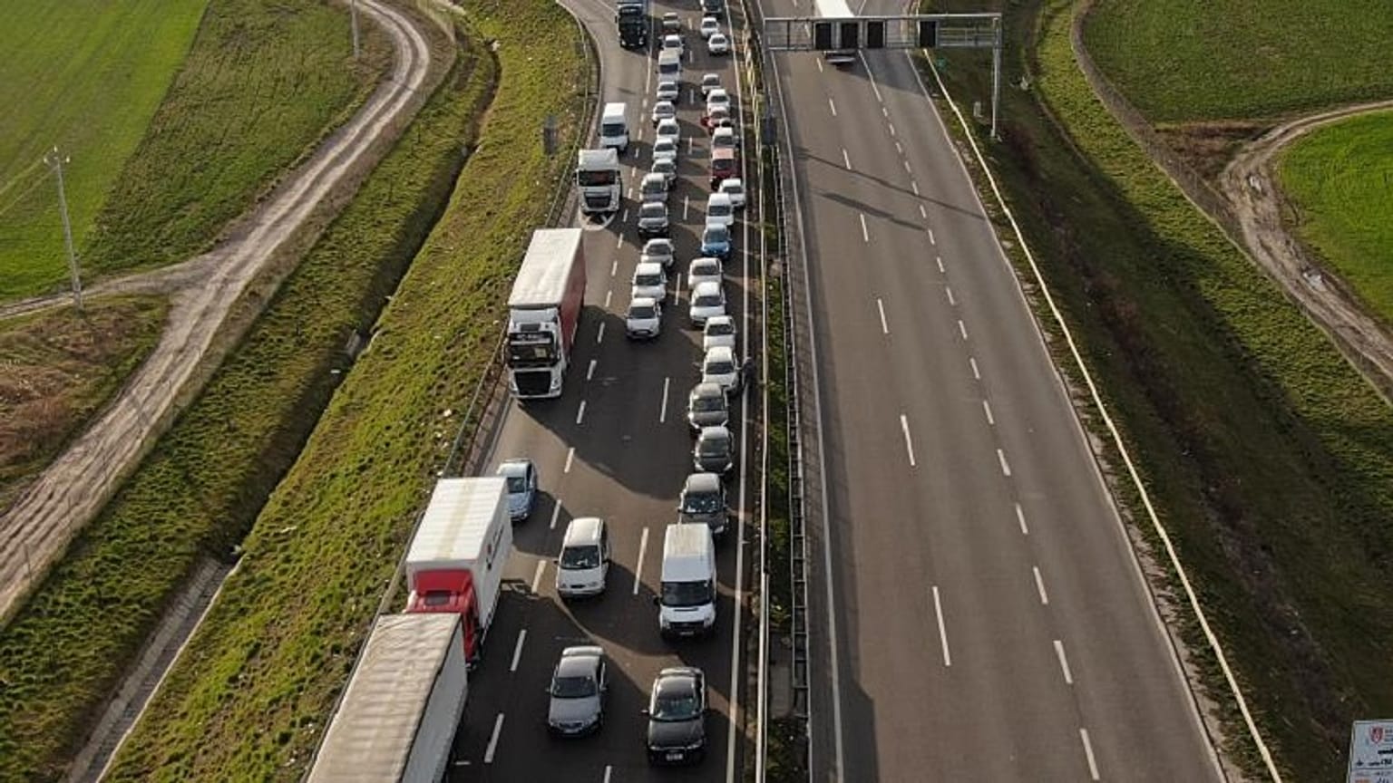 Una coda al valico di frontiera di Csanadpalota, tra Romania e Ungheria. Marzo 2020