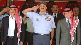 الملك عبد الله (يمين) والأمير حمزة (يسار)