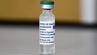 AstraZeneca действительно вызывает тромбозы, но в очень редких случаях — EMA