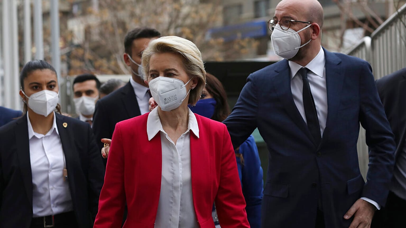 Σαρλ Μισέλ και Ούρσουλα Φον ντερ Λάιεν στην Τουρκία