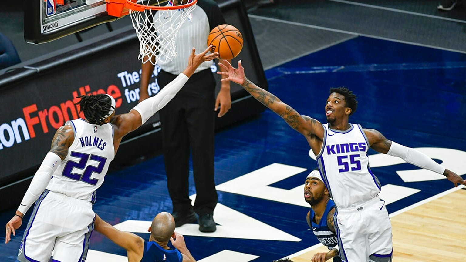 Sacramento Kings oyuncuları Richaun Holmes (22) ve Delon Wright rebauntu alırken.