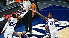 Sacramento Kings oyuncuları Richaun Holmes (22) ve Delon Wright rebauntu alırken.