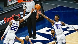 Sacramento Kings oyuncuları Richaun Holmes (22) ve Delon Wright rebauntu alırken.