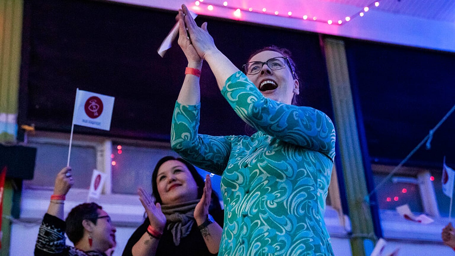 Anhängerin der Oppositionspartei "Inuit Ataqatigiit" (IA) in Grönland, 06.04.2021