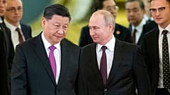 Çin Devlet Başkanı Şi Cinping (sol) Rusya Devlet Başkanı Vladimir Putin