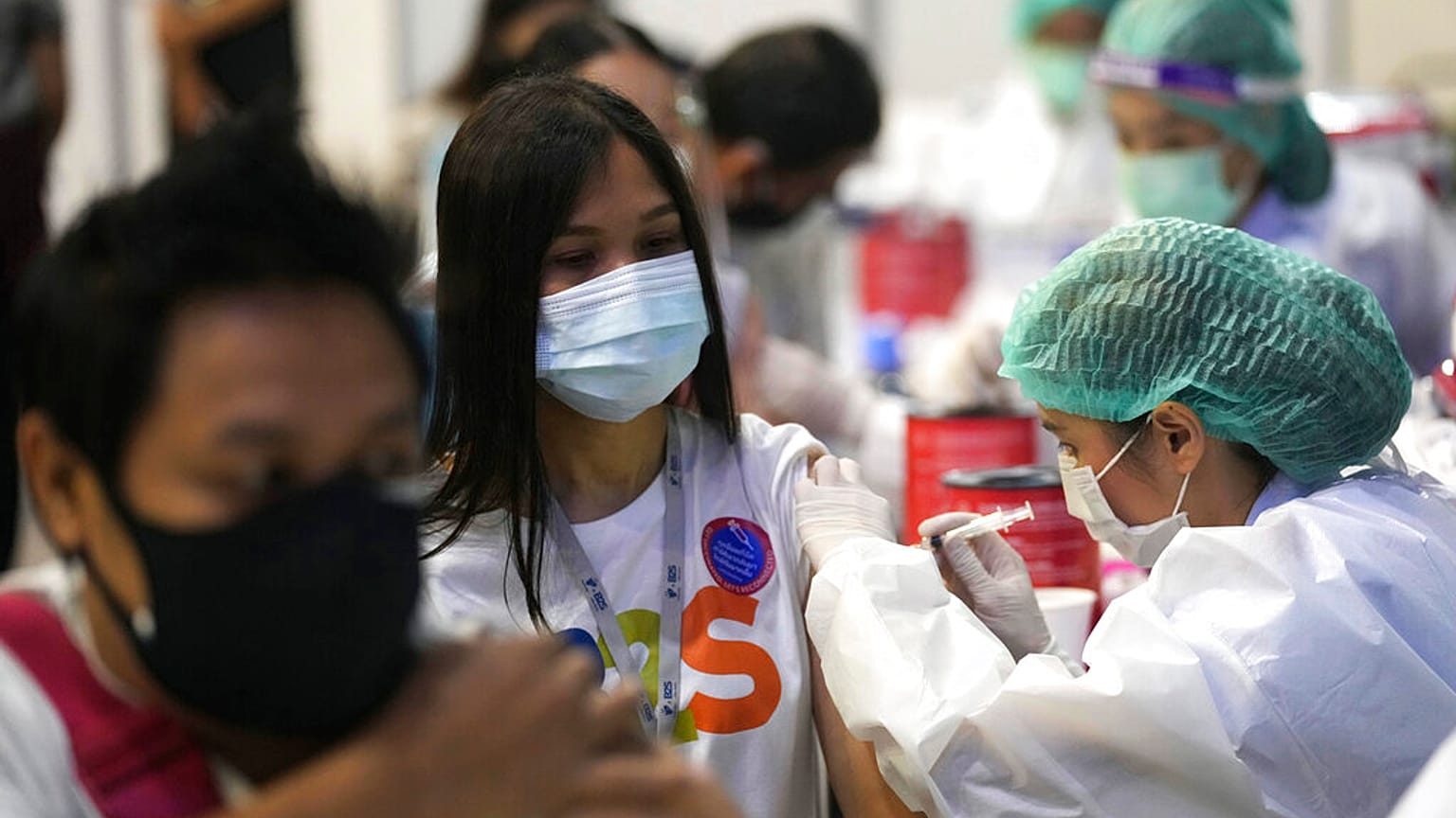 Administration d'une dose de vaccin anti-Covid à Bangkok, en Thaïlande, le 31 mai 2021.