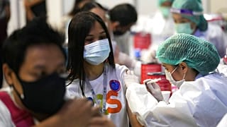 Administration d'une dose de vaccin anti-Covid à Bangkok, en Thaïlande, le 31 mai 2021.