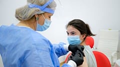 Reino Unido defende Vaxzevria, mas recomenda cuidado na vacinação dos mais jovens