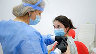 Reino Unido defende Vaxzevria, mas recomenda cuidado na vacinação dos mais jovens