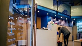 Dolgozó nyitás előtt egy cipőboltban Budapesten, a Párizsi utcában 2021. április 7-én.