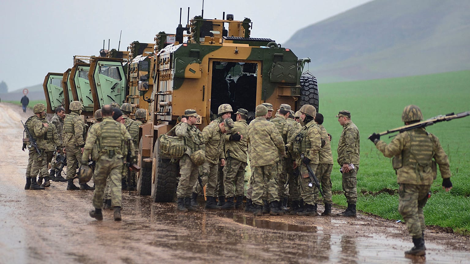 Suriye sınırına yakın bölgede bulunan Türk askerleri (arşiv)