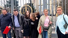 Перед зданием суда