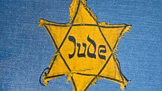 A kötelezően kitűzendő sárga csillag 1941-ből, Heinz-Joachim Aris ruházatáról egy drezdai kiállítás anyagából