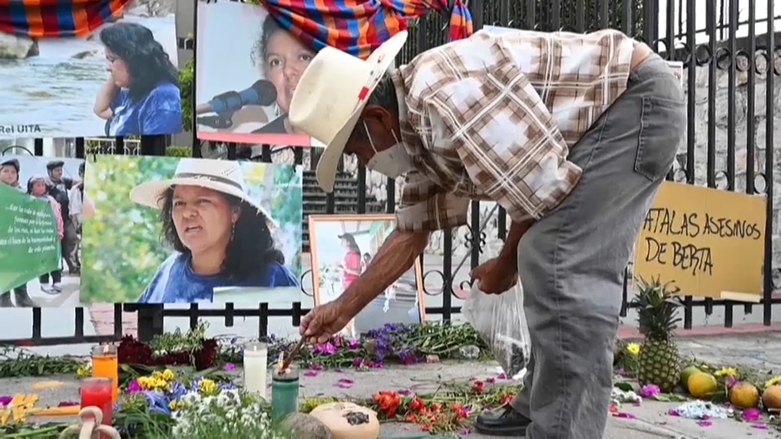 Compañeros de Berta Cáceres se reunieron en el exterior del juzgado de Tegucigalpa