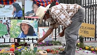Compañeros de Berta Cáceres se reunieron en el exterior del juzgado de Tegucigalpa