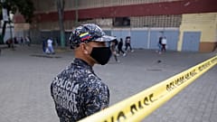 Un policier contrôlant l'accès à un quartier de Caracas bouclé pour cause de Covid-19, le 7 avril 2021