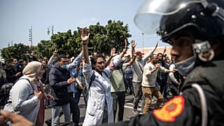 أساتذة ماعاقدون يرددون الشعارات المطالبة بالشغل القار في الرباط. 2021/04/07