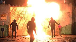 Enfrentamientos en el muro de la paz en Lanark Way en el oeste de Belfast, Irlanda del Norte (07/04/2021)