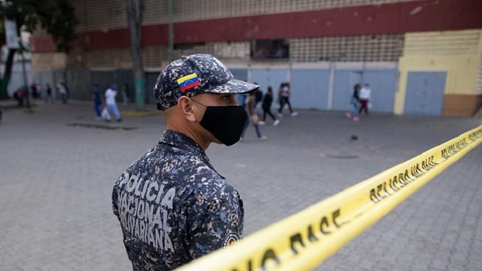 Un poliziotto controlla l'accesso a un quartiere di Caracas chiuso a causa del Covid-19, 7 aprile 2021 