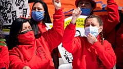 Un grupo de trabajadores excluidos durante la concentración del miércoles en Nueva York