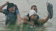 Migrantes cruzando el Río Bravo, entre México y Estados Unidos