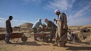 صورة أرشيفية لعلماء آثار يعملون في موقع التنقيب في المعبد الجنائزي للملكة نيريت ، في سقارة، 17 يناير 2021