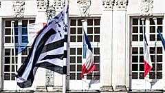 Le "Gwenn ha Du", le drapeau breton et des drapeaux français flottant devant l'hôtel de ville de Nantes, dans l'ouest de la France, le 20 février 2021