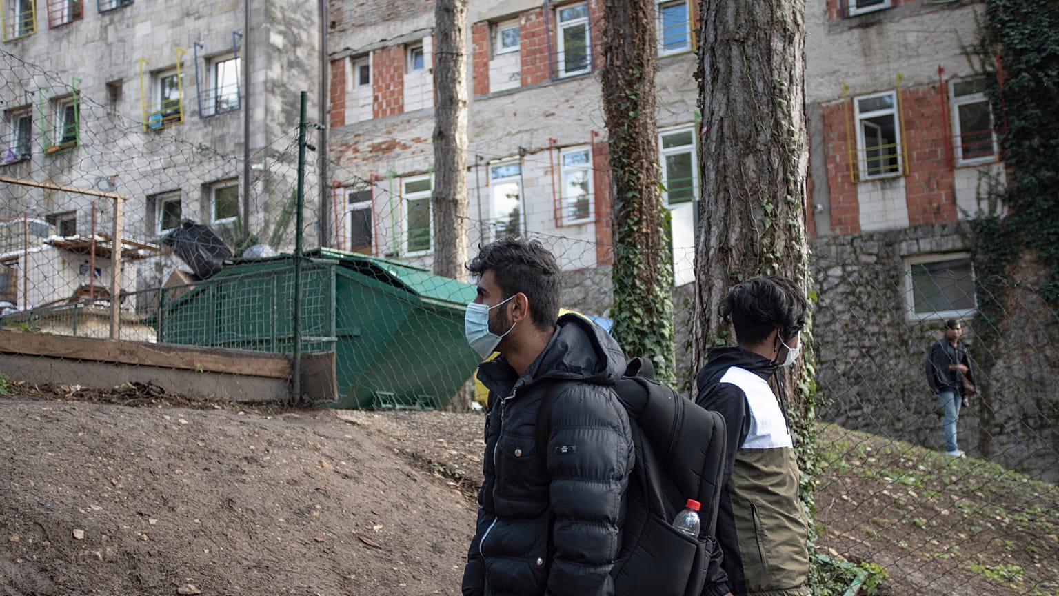 Migrantes caminan fuera del campamento de Borici en Bihac, Bosnia, el 7 de abril de 2021.