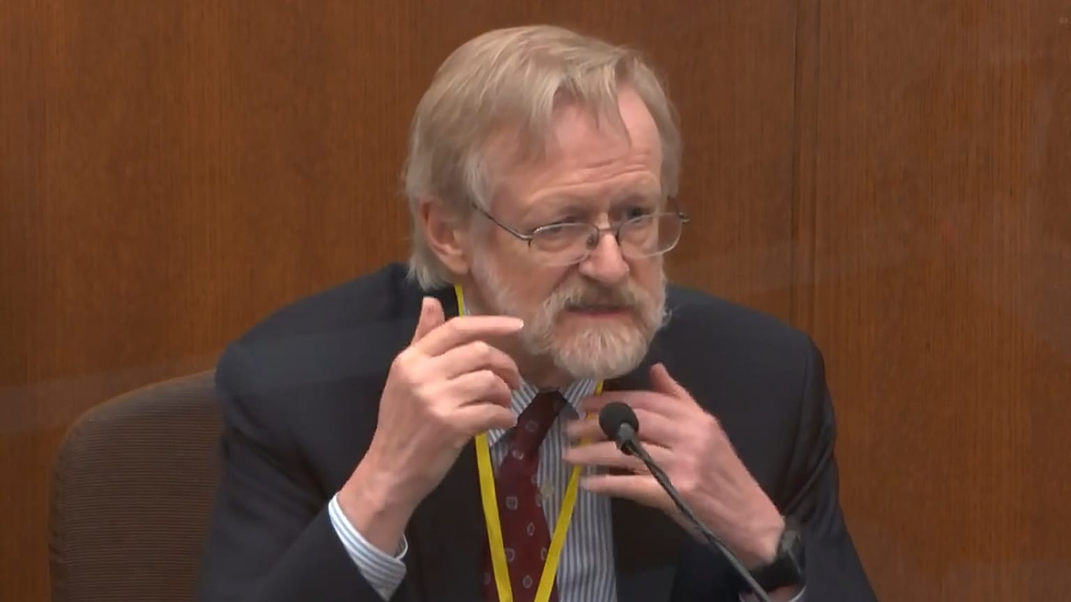 El neumólogo Martin Tobin testifica en el juicio del exagente de policía de Minneapolis Derek Chauvin, el 8 de abril de 2021.