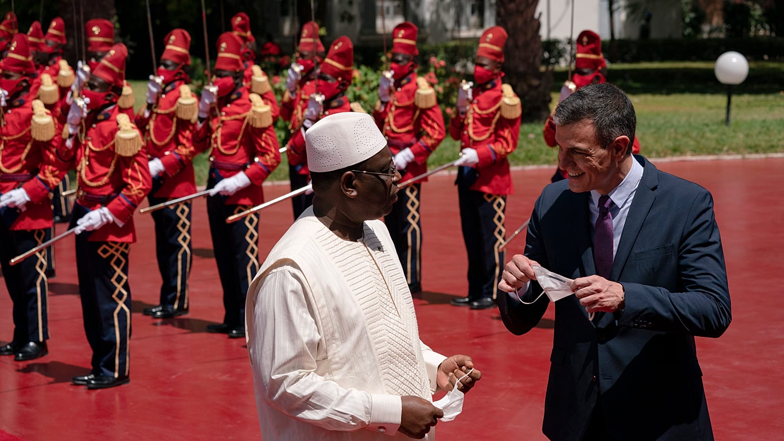 El presidente de Senegal Macky Sall recibe a su homólogo español Pedro Sánchez