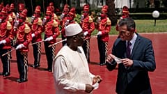 El presidente de Senegal Macky Sall recibe a su homólogo español Pedro Sánchez