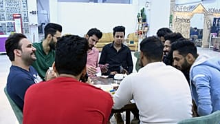 حسين (وسط)، شاب عراقي مع أصدقائه في مقهى، الناصرية، محافظة ذي قار، 4  نيسان / أبريل 2021