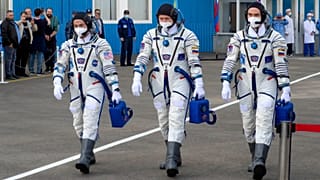 El estadounidense Mark Vande Hei y los rusos Oleg Novitskiy y Pyotr Dubrov embarcando en la Soyuz MS-18, Baikonur, Kazajistán 9/4/21