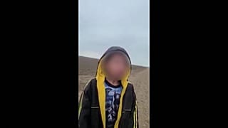 طفل يبكي على الحدود الأمريكية مع المكسيك