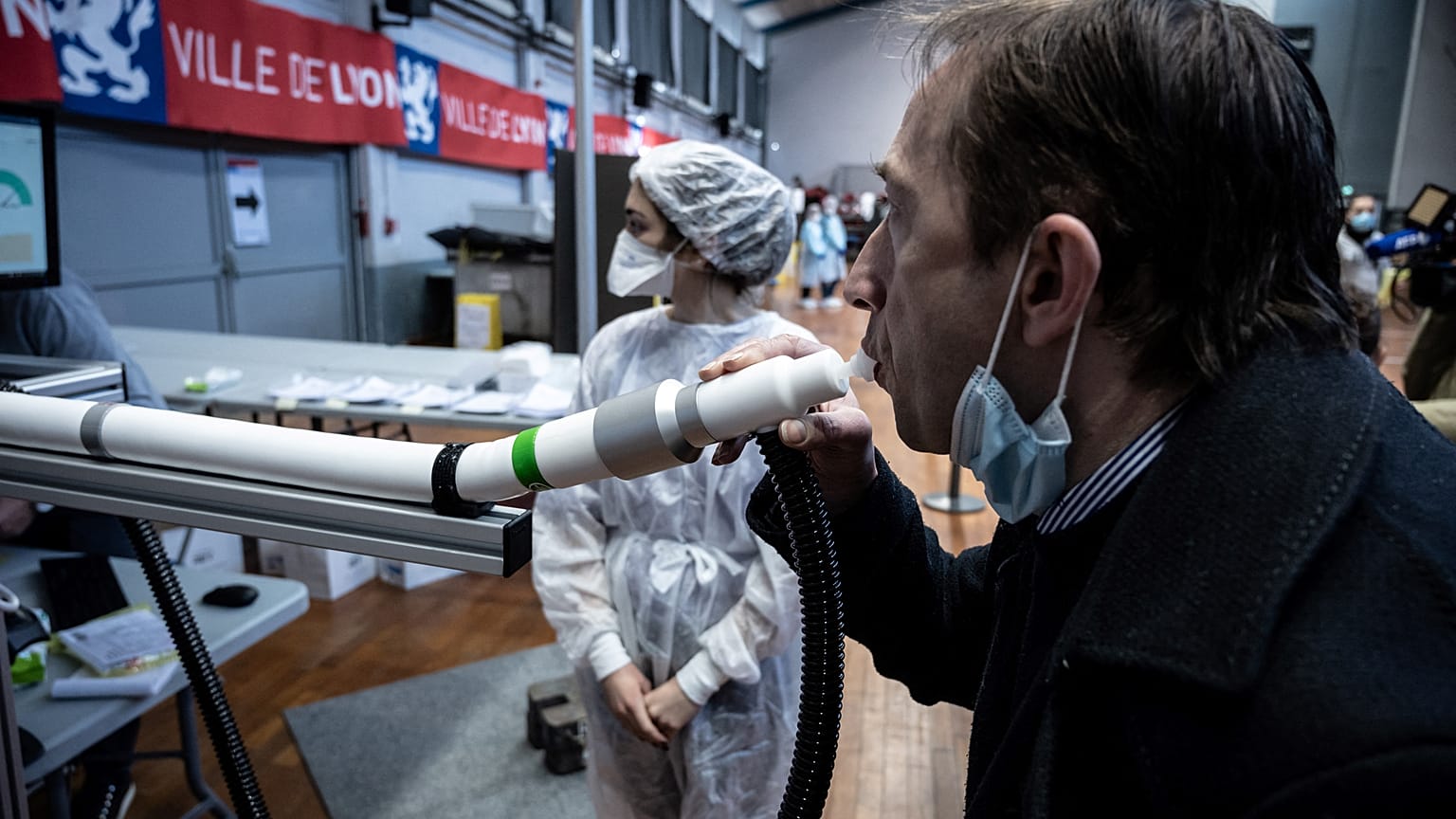 Un uomo prova il sistema Covid-Air