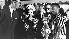 Die sportbegeisterte Queen mit "König Pelé"