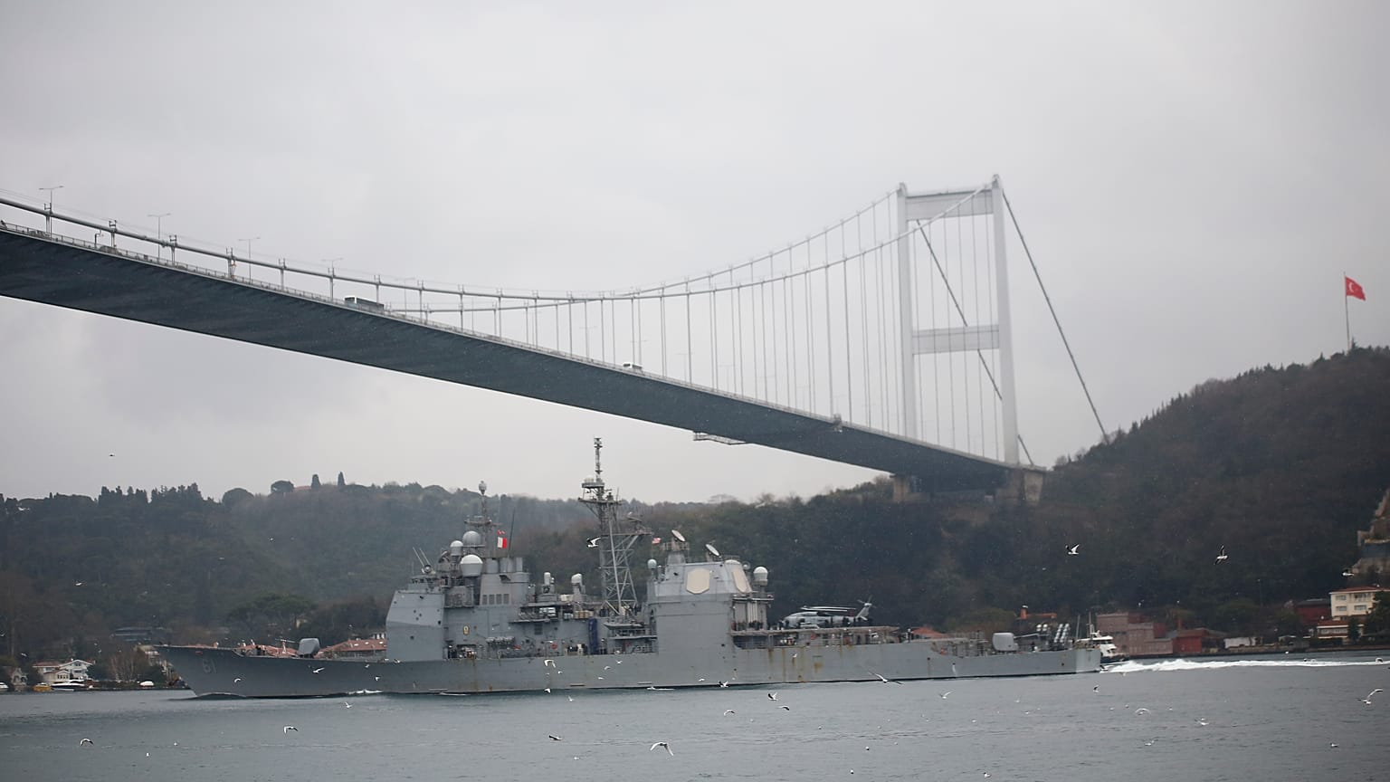İstanbul Boğazından geçen bir ABD zırhlısı (arşiv)