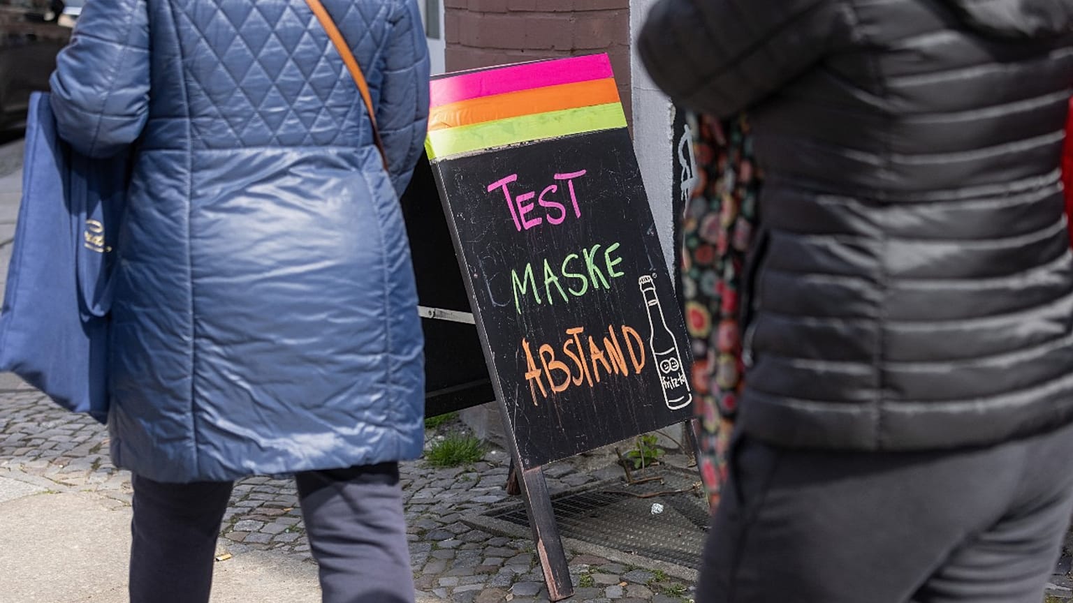 Almanya'da bir restoran panosunda maske, aşı ve sosyal mesafe hatırlatması  
